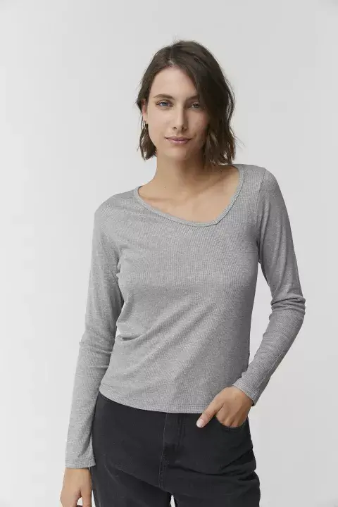 Una remera canchera y abrigada siempre te salva. Una remera canchera y abrigada siempre te salva.