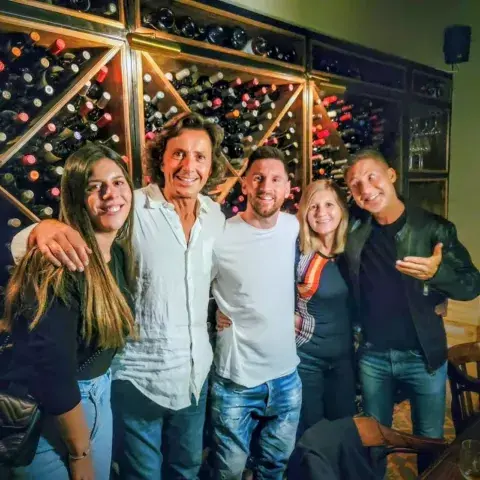 Messi junto a su mamá, su hermana, Gustavo Bermúdez y Adrián Suar. Messi junto a su mamá, su hermana, Gustavo Bermúdez y Adrián Suar.