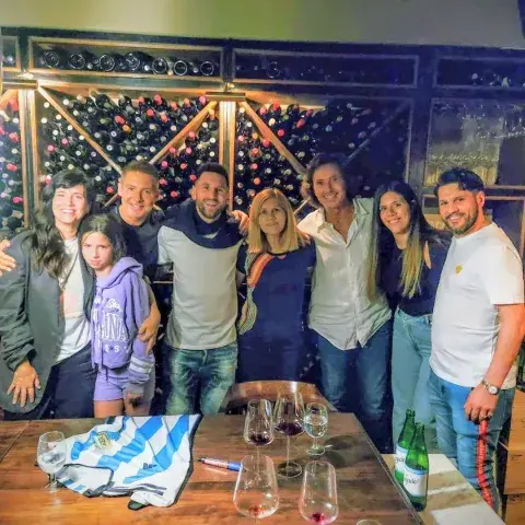 Griselda Siciliani, Adrián Suar, Margarita (la hija de ambos), Lionel Messi, su mamá Celia, Gustavo Bermúdez, y Matías y María Sol Messi, los hermanos del 10. Griselda Siciliani, Adrián Suar, Margarita (la hija de ambos), Lionel Messi, su mamá Celia, Gustavo Bermúdez, y Matías y María Sol Messi, los hermanos del 10.