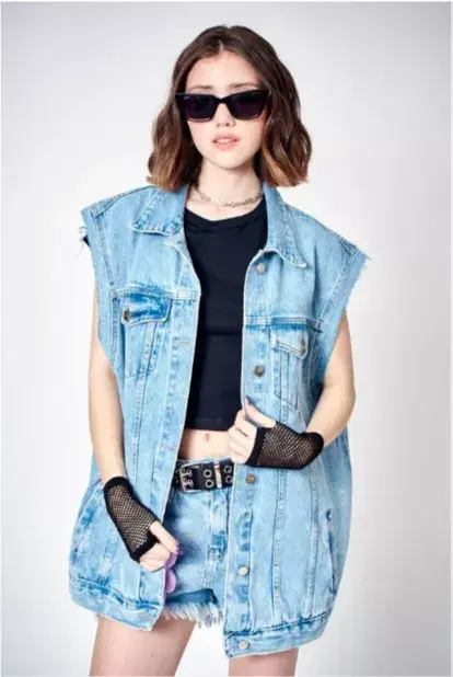 CHALECO DE DENIM + SHORT, 47 STREET $30.000 Y 17.000