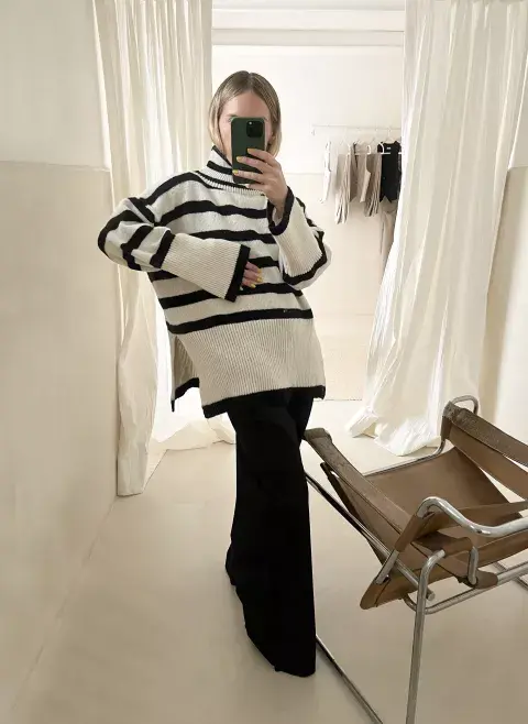 Un suéter a rayas y oversized, un must. Un suéter a rayas y oversized, un must.