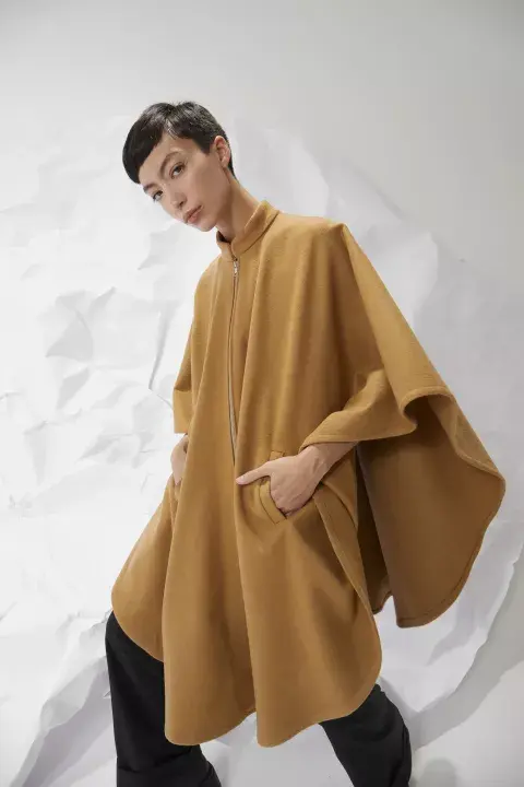 Elevá tus looks con una capa en color camel. Elevá tus looks con una capa en color camel.