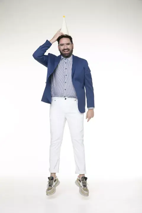 Saco, camisa y jean (Rochas, $199.990, $129.990 y $32.990), zapatillas (Lacoste, $65.000). Saco, camisa y jean (Rochas, $199.990, $129.990 y $32.990), zapatillas (Lacoste, $65.000).