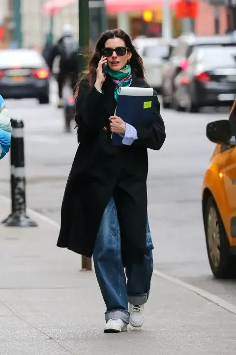 Anne Hathaway marca tendencia con su jean slouchy. Anne Hathaway marca tendencia con su jean slouchy.