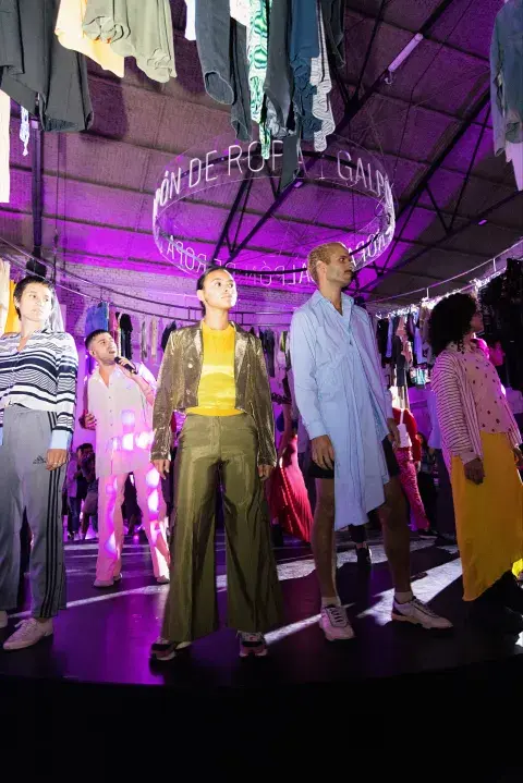 Con un desfile que combinó música y baile, el Galpón de Ropa celebró su llegada al BAFWEEK 2023 y transmitió al 100% su identidad y defensa de la moda circular como nuevo paradigma. Con un desfile que combinó música y baile, el Galpón de Ropa celebró su llegada al BAFWEEK 2023 y transmitió al 100% su identidad y defensa de la moda circular como nuevo paradigma.
