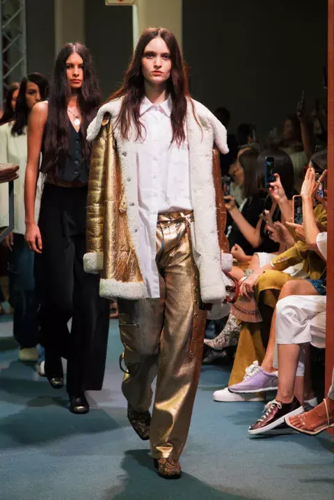 Prüne nos invita a animarnos al total look dorado. Prüne nos invita a animarnos al total look dorado.
