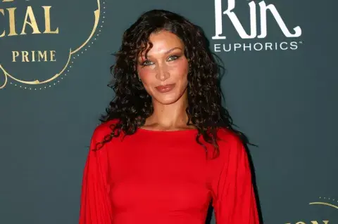 Bella Hadid lució su melena natural con rulos. Bella Hadid lució su melena natural con rulos.