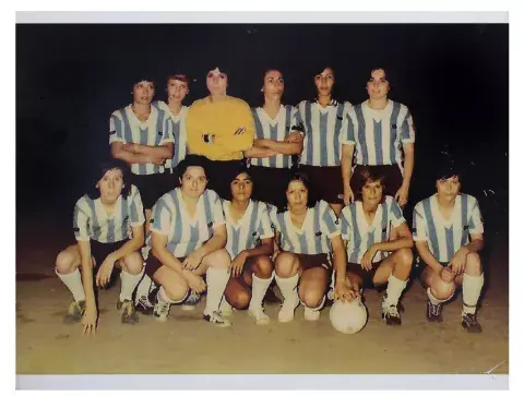 Betty y sus compañeras de equipo. Betty y sus compañeras de equipo.