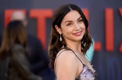 Ana de Armas marcando tendencia con el clavicut desfilado. Ana de Armas marcando tendencia con el clavicut desfilado.