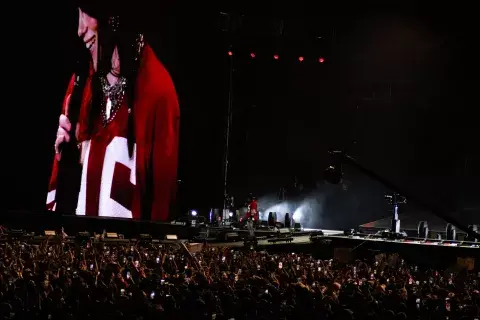 Billie transformó un concierto multitudinario en una experiencia acústica e íntima. Billie transformó un concierto multitudinario en una experiencia acústica e íntima.