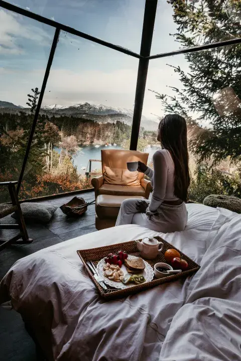 Glamour y camping se fusionan en este tipo de hospedaje que propone disfrutar de experiencias únicas en paisajes de ensueño. Glamour y camping se fusionan en este tipo de hospedaje que propone disfrutar de experiencias únicas en paisajes de ensueño.