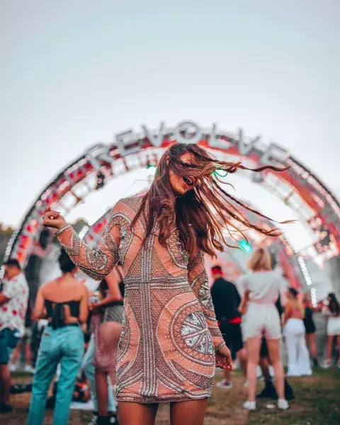 Viajar a festivales como Coachella o Revolve Festival eran un must en la vida de esta bloguera. Viajar a festivales como Coachella o Revolve Festival eran un must en la vida de esta bloguera.