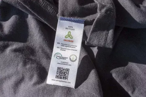 Chequeá la etiqueta de la prenda, ahí debería figurar toda la info que necesitás. Chequeá la etiqueta de la prenda, ahí debería figurar toda la info que necesitás.