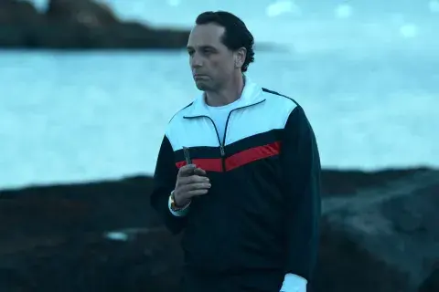 El personaje de Matthew Rhys se llama Junior. El personaje de Matthew Rhys se llama Junior.