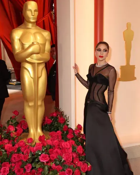 Lady Gaga con su vestido de transparencias y tiro bajo. Lady Gaga con su vestido de transparencias y tiro bajo.