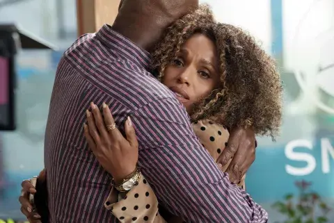 Kerry Washington y Delroy Lindo son padre e hija en Fuera de prisión. Kerry Washington y Delroy Lindo son padre e hija en Fuera de prisión.