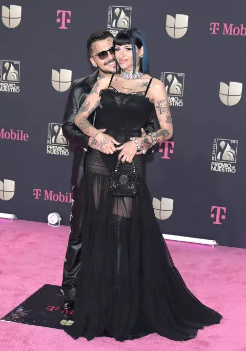 Las poses de los cantantes despertaron los rumores de embarazo. Las poses de los cantantes despertaron los rumores de embarazo.