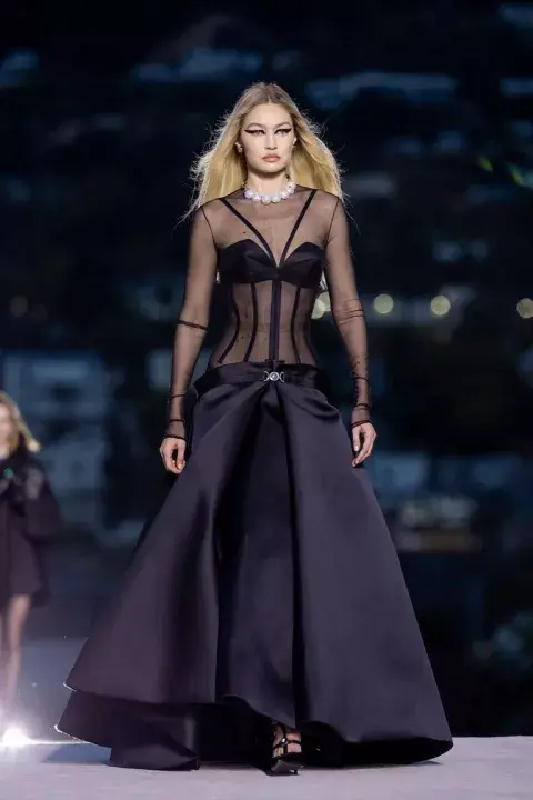 Gigi Hadid en el desfile de la colección Otoño/Invierno 2023 de Versace. Gigi Hadid en el desfile de la colección Otoño/Invierno 2023 de Versace.