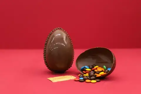 Huevos de distintos tamaños rellenos con Rocklets de colores, maní con chocolate y galletitas con chocolate. Huevos de distintos tamaños rellenos con Rocklets de colores, maní con chocolate y galletitas con chocolate.