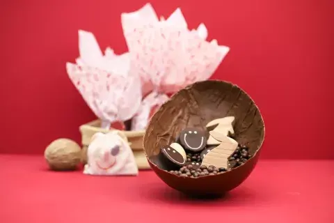 Hay un huevo de 2,5 kilos relleno con 2 cajas de 100 gramos de confituras (maní con chocolate y galletitas con chocolate), 6 alfajores con dulce de leche y una sorpresa compuesta por un set de dos conejitos y un huevo de madera de juguetes. Hay un huevo de 2,5 kilos relleno con 2 cajas de 100 gramos de confituras (maní con chocolate y galletitas con chocolate), 6 alfajores con dulce de leche y una sorpresa compuesta por un set de dos conejitos y un huevo de madera de juguetes.