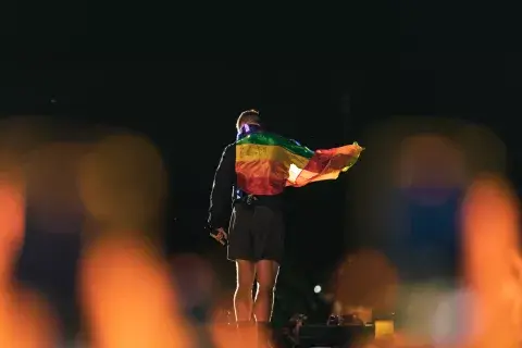 Dan Reynolds con la bandera LGTBIQ+ durante el show. Dan Reynolds con la bandera LGTBIQ+ durante el show.