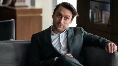 Kieran Culkin interpreta a Roman Roy.