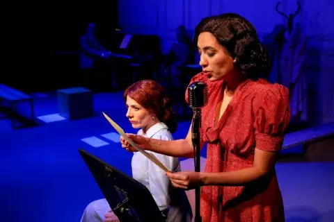 Dos amigas unidas por la poesía en La vida extraordinaria. Dos amigas unidas por la poesía en La vida extraordinaria.