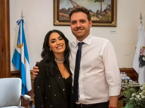 Lali junto a Enrique Avogadro, el Ministro de Cultura de la Ciudad.