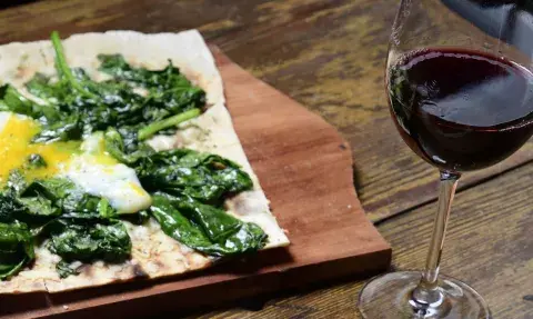 La pizza más finita y crocante también tiene su versión de espinaca. La pizza más finita y crocante también tiene su versión de espinaca.