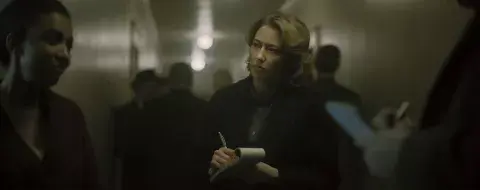 Carrie Coon es Jean Cole, compañera de redacción y amiga de Loretta. Carrie Coon es Jean Cole, compañera de redacción y amiga de Loretta.