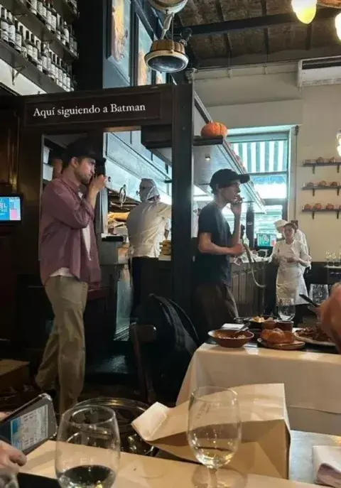 Robert Pattinson fue fotografiado en la parrilla Don Julio, ubicada en Palermo.