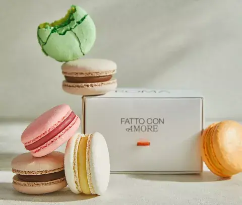 La pastelería centenaria de Roma también ofreece macarons artesanales. La pastelería centenaria de Roma también ofreece macarons artesanales.