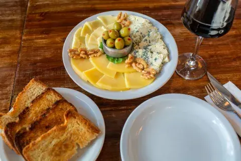 La tabla de quesos de Santo Bar de Pizzas es ideal para arrancar cualquier salida. La tabla de quesos de Santo Bar de Pizzas es ideal para arrancar cualquier salida.