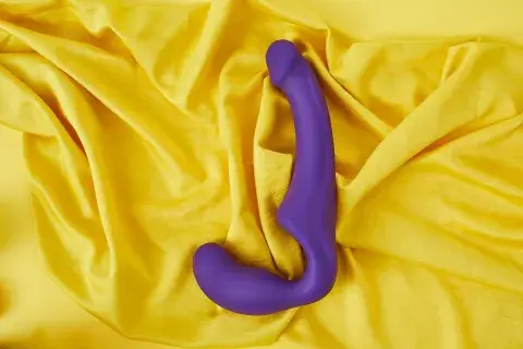 Parecido a un strap on, ideal para parejas. Parecido a un strap on, ideal para parejas.