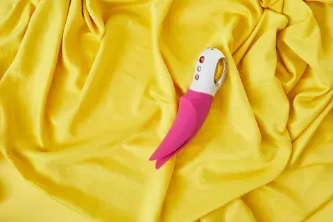 Un hermoso “delfín” que simula el sexo oral. Un hermoso “delfín” que simula el sexo oral.