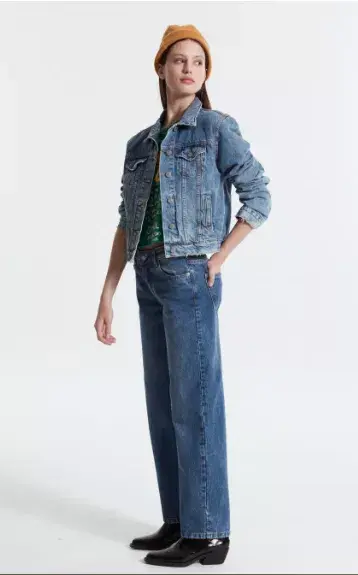 CAMPERA DE DENIM Y JEAN RECTO, SYSTEM $28.980 Y 20.890