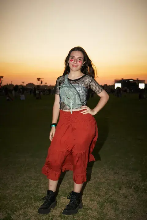 En el primer día del festival, hubo mucho rojo en honor a la reina de las motomamis, Rosalía. En el primer día del festival, hubo mucho rojo en honor a la reina de las motomamis, Rosalía.