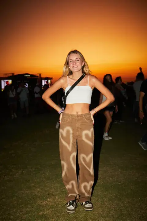 Ella eligió unos statement pants, también con corazones, y los combinó con una remera blanca básica. Ella eligió unos statement pants, también con corazones, y los combinó con una remera blanca básica.