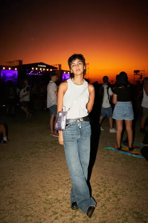 Ella eligió un outfit full rocker: remera blanca básica, jeans holgados, un wolf cut y una cartera plateada que le da el toque. Ella eligió un outfit full rocker: remera blanca básica, jeans holgados, un wolf cut y una cartera plateada que le da el toque.