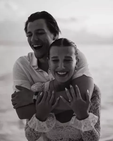 La tierna foto que subió Millie Bobby Brown para anunciar su compromiso con Jakie Bongiovi. La tierna foto que subió Millie Bobby Brown para anunciar su compromiso con Jakie Bongiovi.