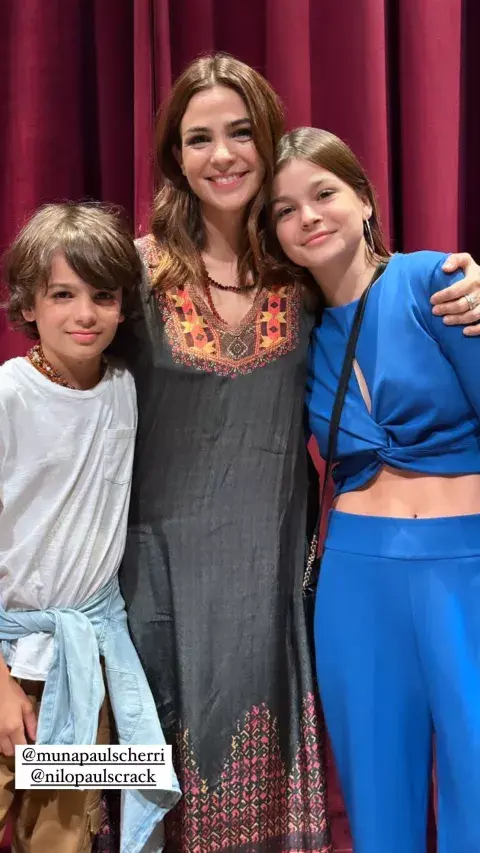 Agus Cherri junto a Nilo y Muna Pauls, sus hijos mayores, en el estreno de prensa de Votemos. Agus Cherri junto a Nilo y Muna Pauls, sus hijos mayores, en el estreno de prensa de Votemos.