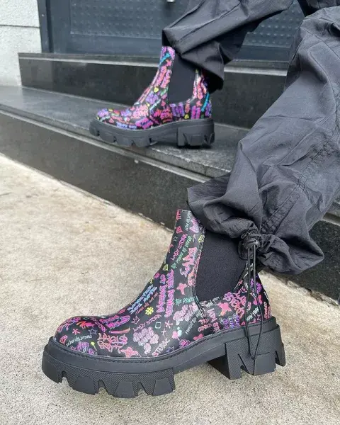 Los borcegos son de la marca LadyStork.