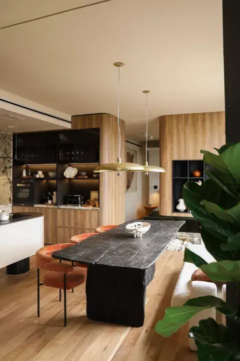 Curvas en mobiliario y complementos deco suavizan y ocultan algunos sectores del espacio de Rob Ortiz. Como dato: la mesa rústica en madera quemada se trabajó artesanalmente con hacha. Curvas en mobiliario y complementos deco suavizan y ocultan algunos sectores del espacio de Rob Ortiz. Como dato: la mesa rústica en madera quemada se trabajó artesanalmente con hacha.