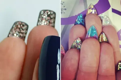 Otra opción divertida es la de sumar esmaltes con brillos. Otra opción divertida es la de sumar esmaltes con brillos.