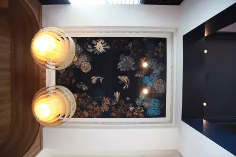 El cielorraso del comedor de Cest Moi lo intervino la artista plástica Guillermina Lynch con un terciopelo pintado a mano. El cielorraso del comedor de Cest Moi lo intervino la artista plástica Guillermina Lynch con un terciopelo pintado a mano.