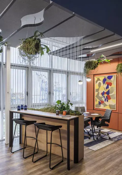 Color, arte y verde natural en el espacio de trabajo de estudio MP Workplaces y Grupo (a)2 Color, arte y verde natural en el espacio de trabajo de estudio MP Workplaces y Grupo (a)2