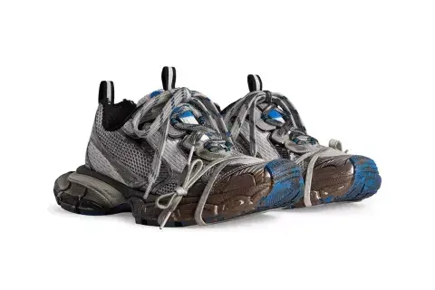 Las nuevas zapatillas de Balenciaga, cubiertas de barro. Las nuevas zapatillas de Balenciaga, cubiertas de barro.