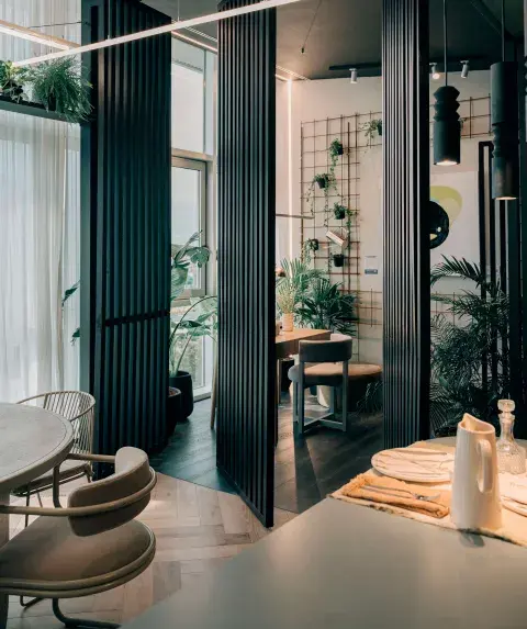 Los arquitectos Drlje Kordich y Plazibat generaron un cerramiento de paneles pivot varillado que descubre un jardín interno como espacio de trabajo. Los arquitectos Drlje Kordich y Plazibat generaron un cerramiento de paneles pivot varillado que descubre un jardín interno como espacio de trabajo.