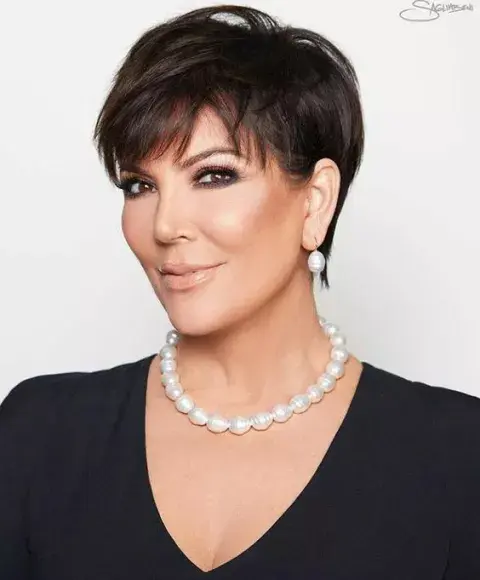Kris Jenner luciendo el corte momager. Kris Jenner luciendo el corte momager.