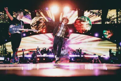 Jin durante el recital de Coldplay. Jin durante el recital de Coldplay.